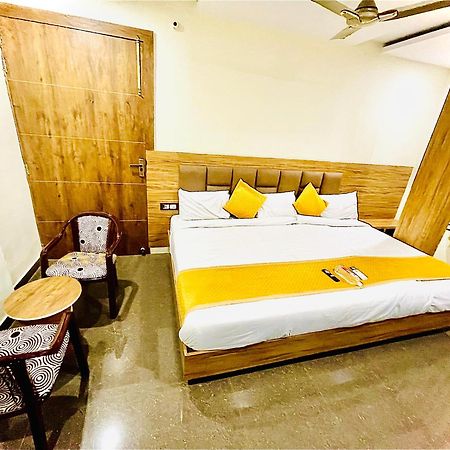 Hotel Nidhivan Mukund - Best Rated Area - In House Parking Vrindāvan エクステリア 写真