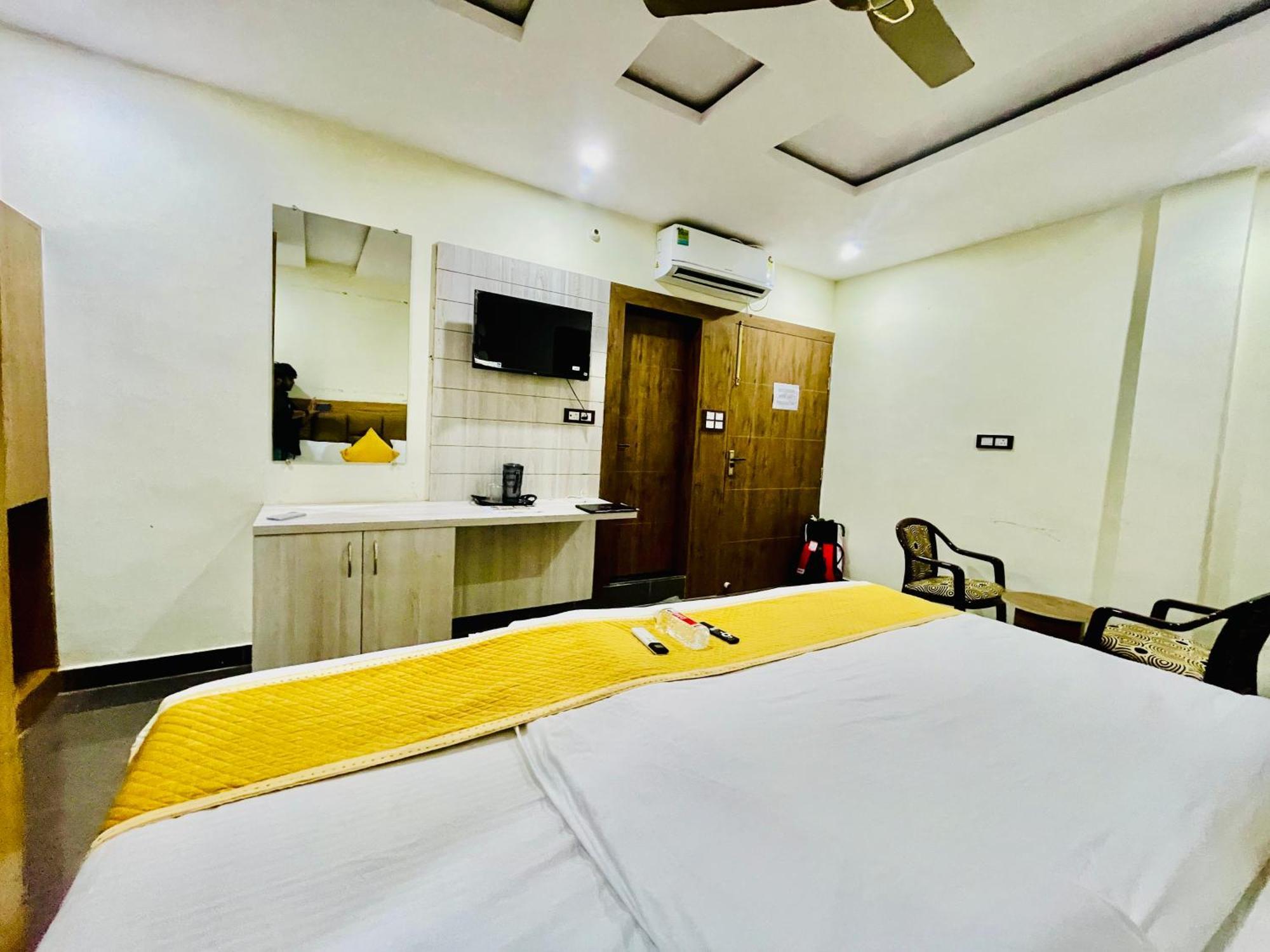 Hotel Nidhivan Mukund - Best Rated Area - In House Parking Vrindāvan エクステリア 写真
