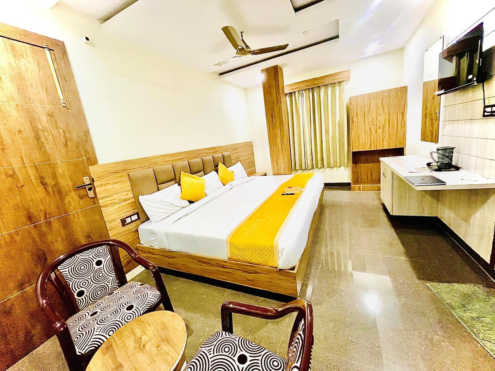 Hotel Nidhivan Mukund - Best Rated Area - In House Parking Vrindāvan エクステリア 写真