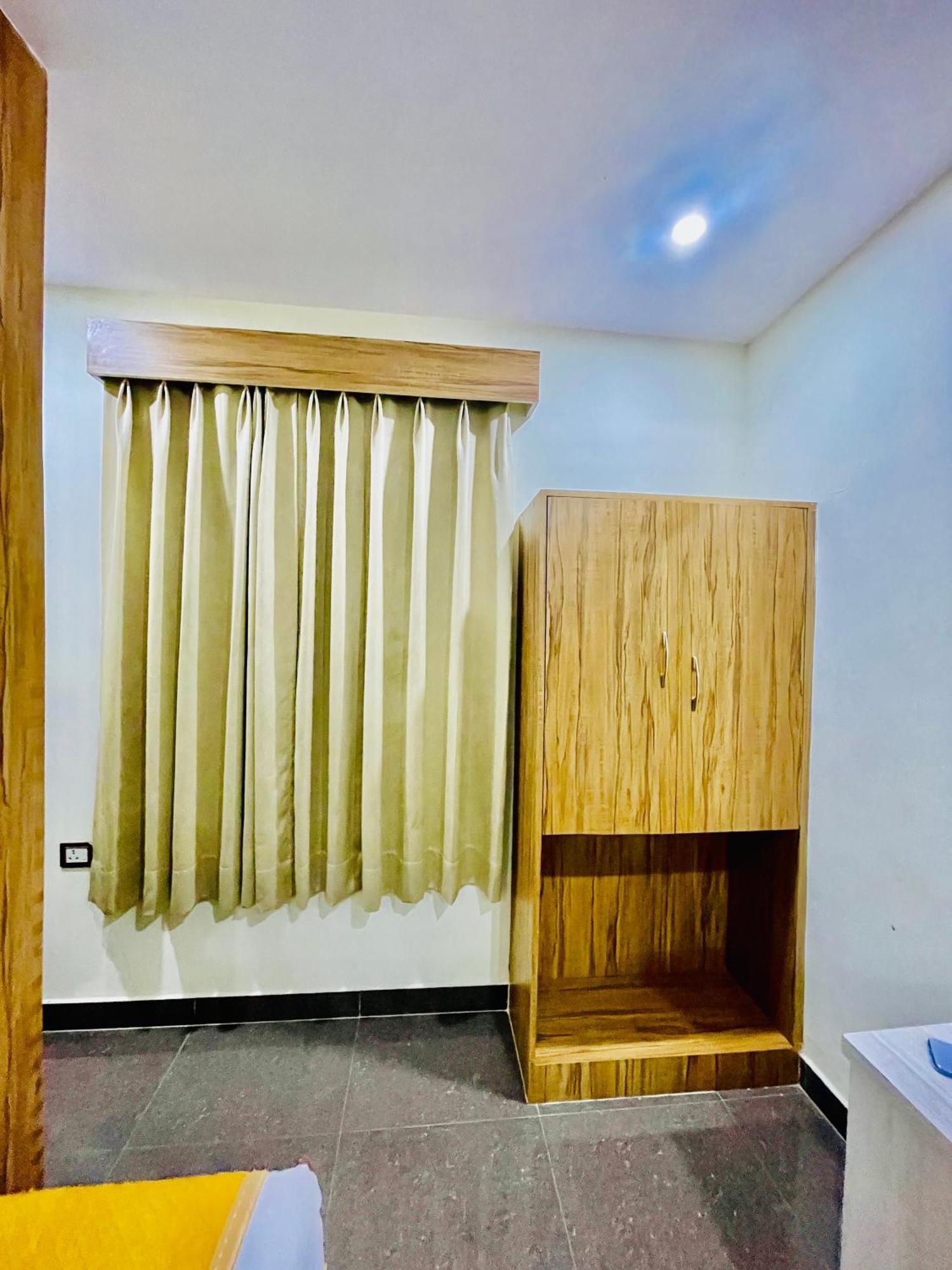 Hotel Nidhivan Mukund - Best Rated Area - In House Parking Vrindāvan エクステリア 写真