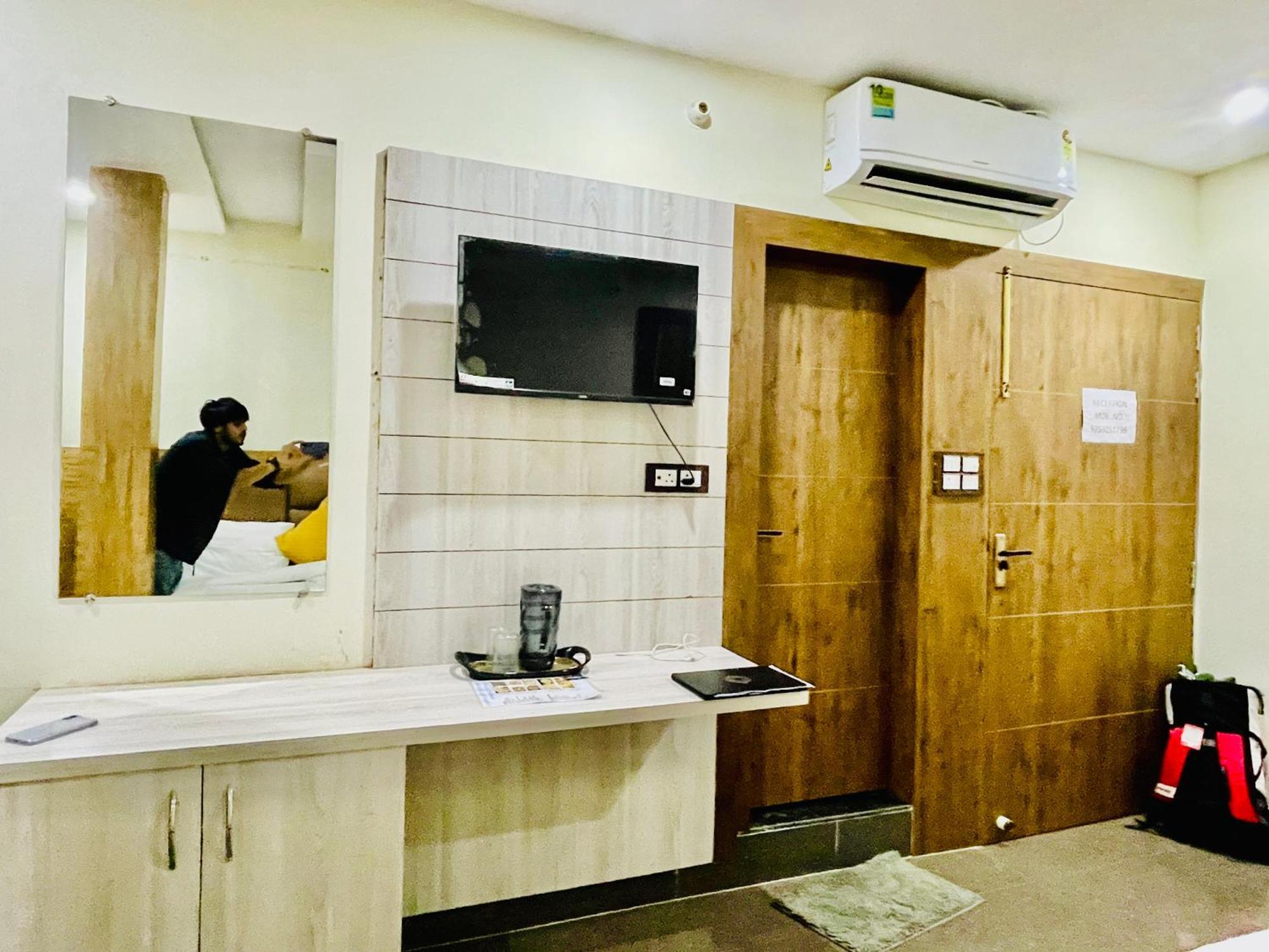 Hotel Nidhivan Mukund - Best Rated Area - In House Parking Vrindāvan エクステリア 写真