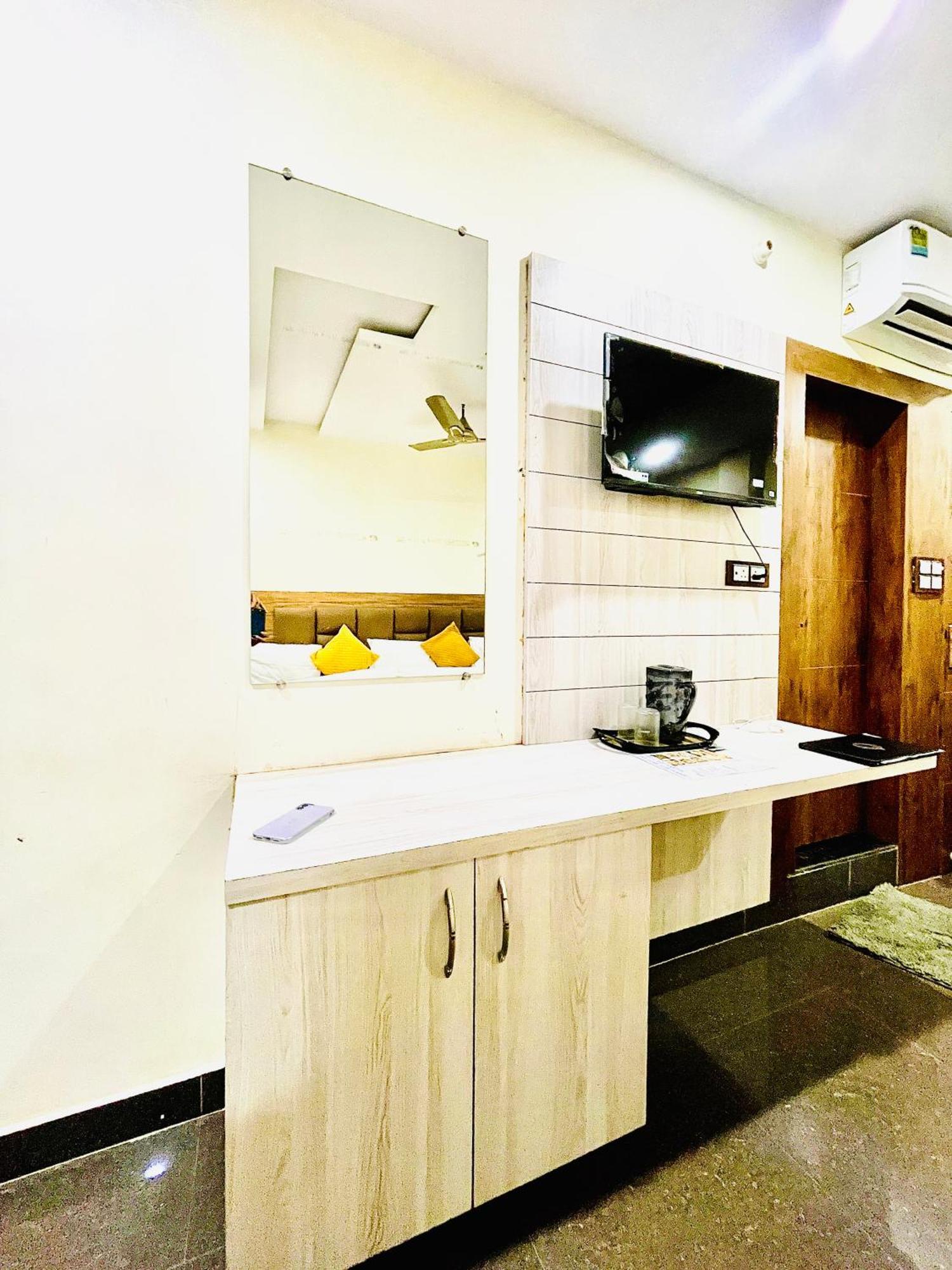 Hotel Nidhivan Mukund - Best Rated Area - In House Parking Vrindāvan エクステリア 写真