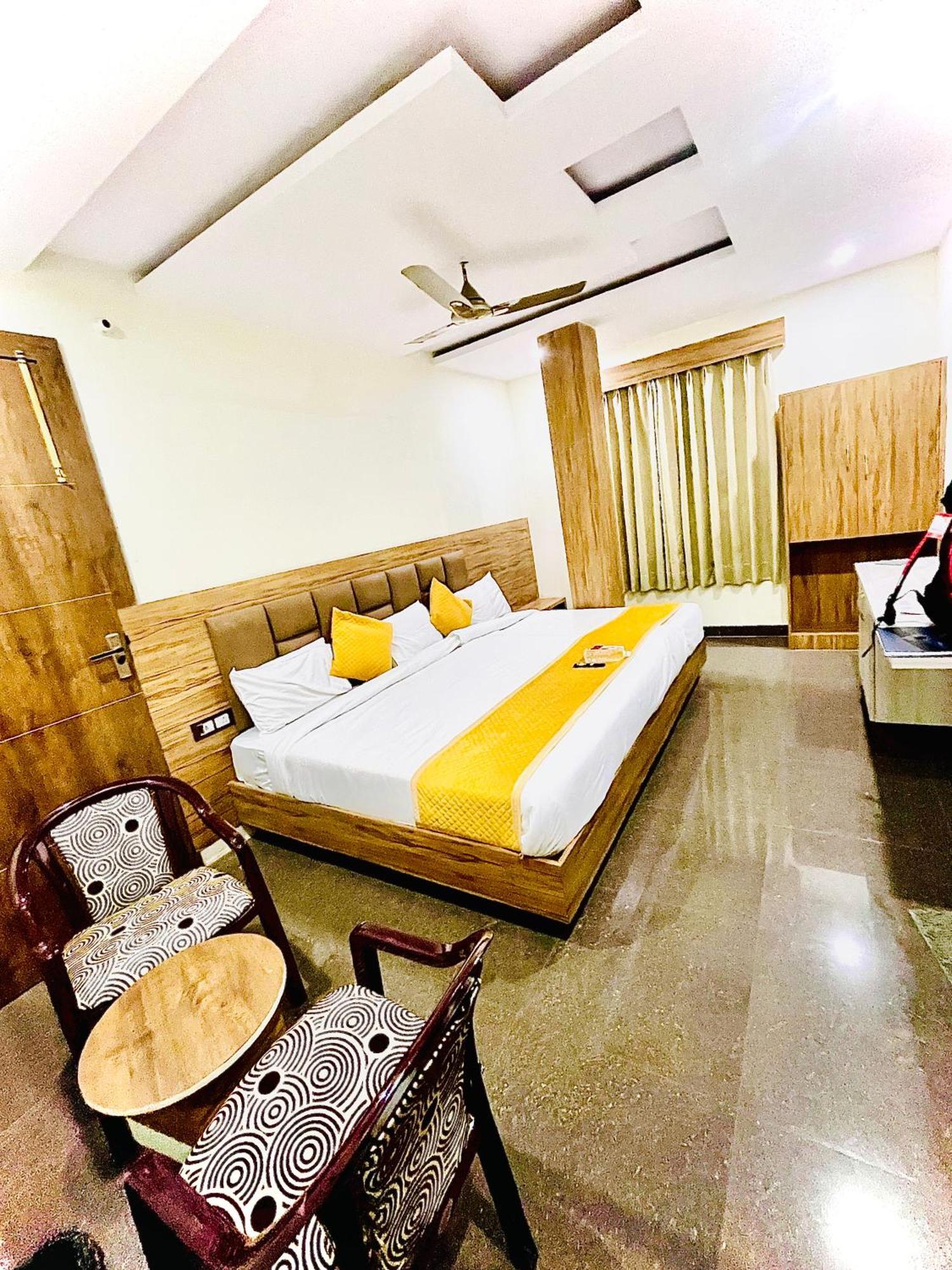 Hotel Nidhivan Mukund - Best Rated Area - In House Parking Vrindāvan エクステリア 写真