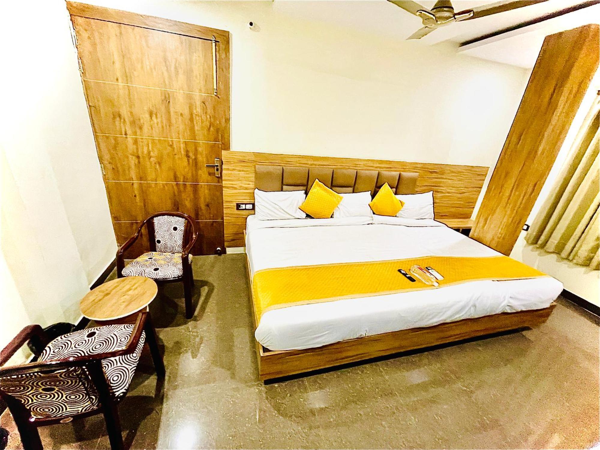 Hotel Nidhivan Mukund - Best Rated Area - In House Parking Vrindāvan エクステリア 写真