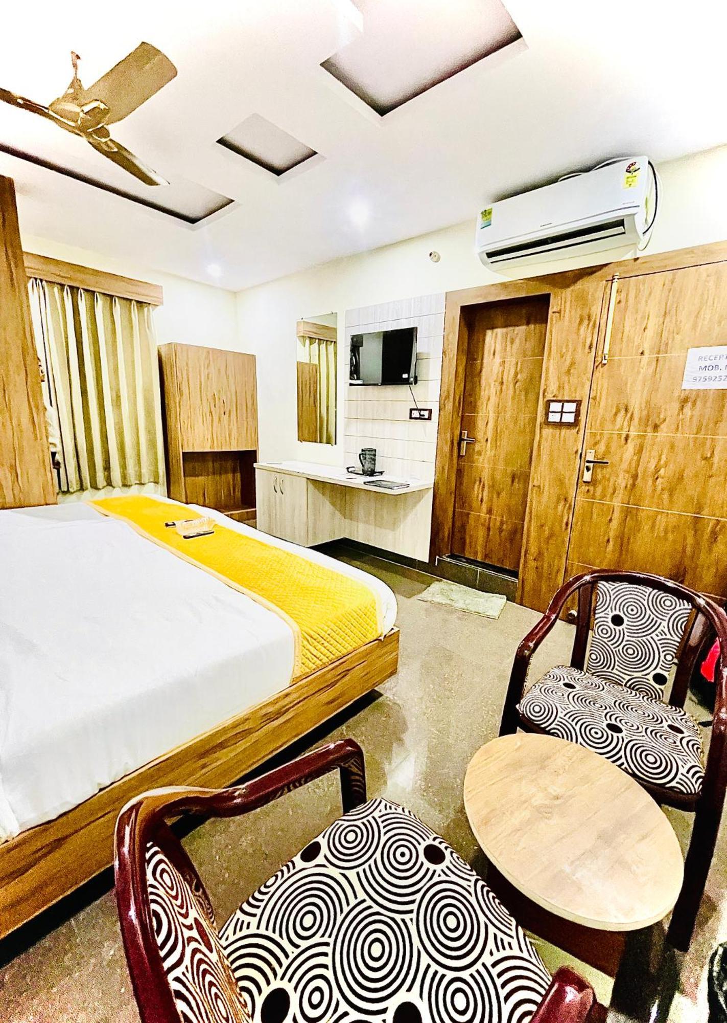 Hotel Nidhivan Mukund - Best Rated Area - In House Parking Vrindāvan エクステリア 写真